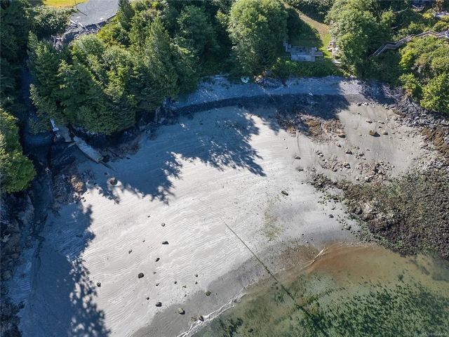 2 of 16 - 261 Cedar St, Tofino, BC
