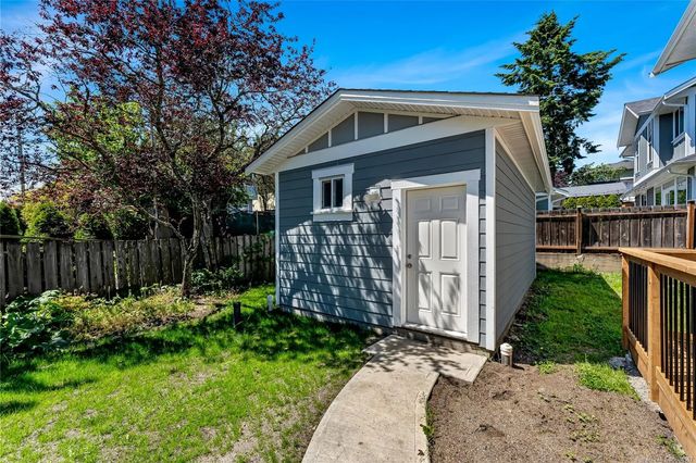 5 of 41 - 1689 Kisber Ave, Saanich, BC