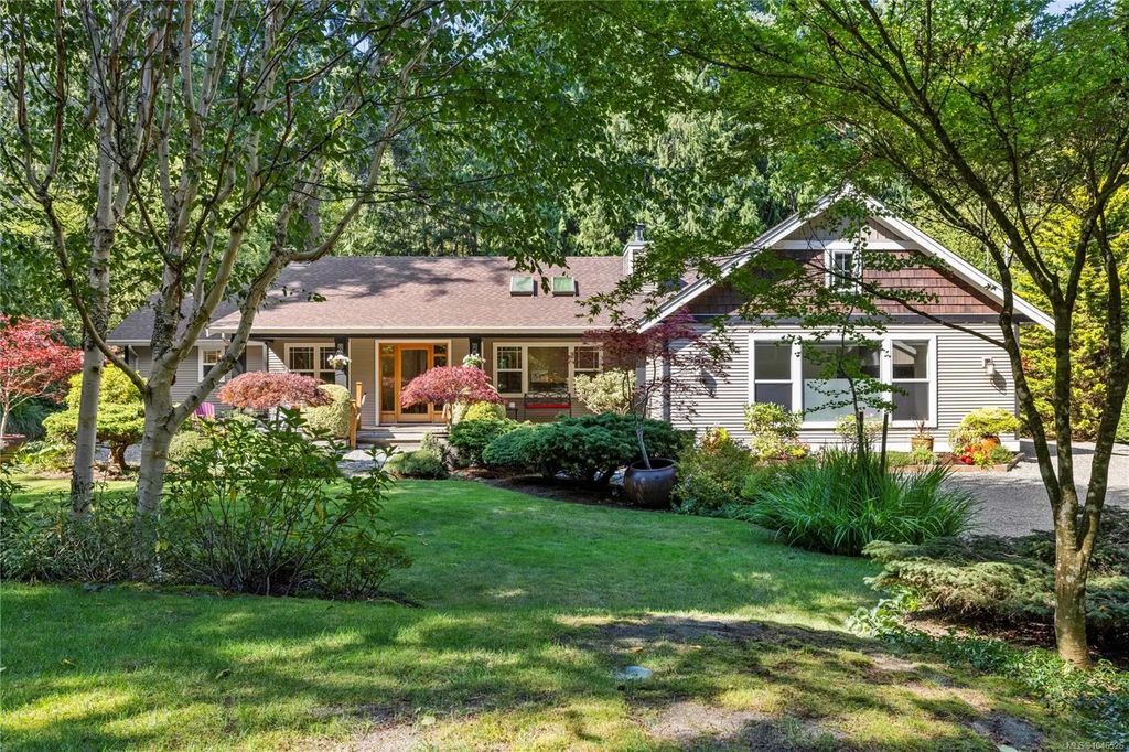 825 Fern Rd E, Qualicum Beach