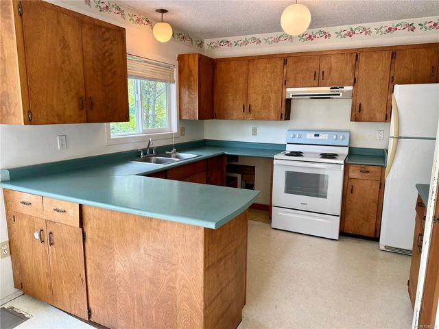 4 of 9 - 4081 Carey Pl, Royston, BC