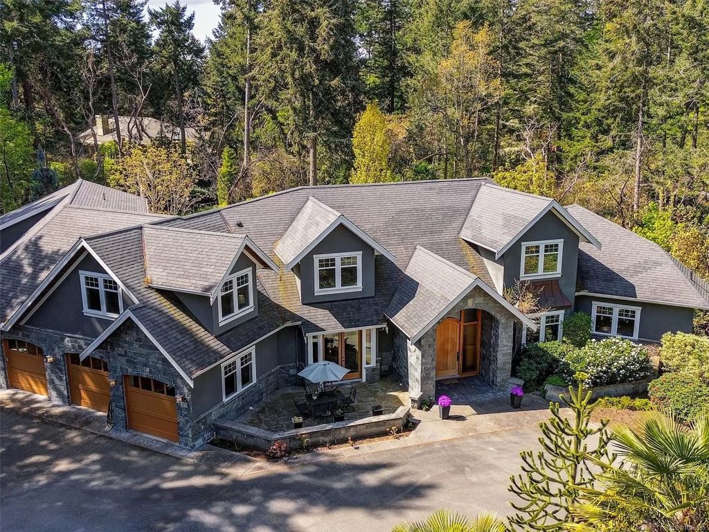 2615 Queenswood Dr, Saanich