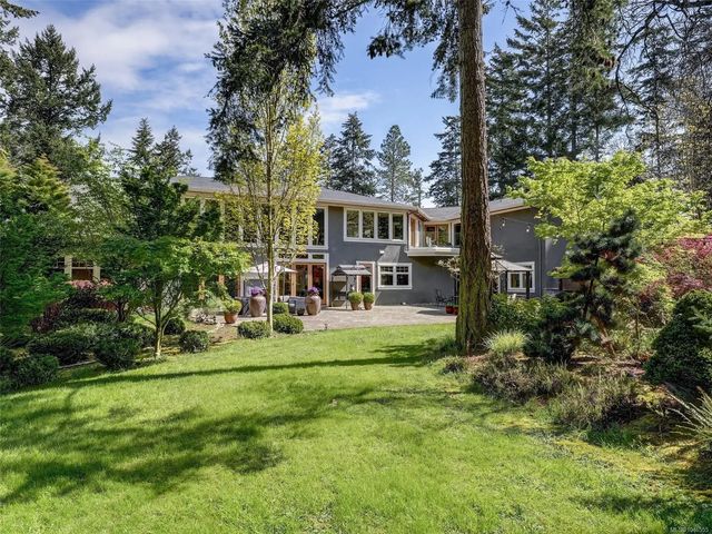 2 of 38 - 2615 Queenswood Dr, Saanich, BC