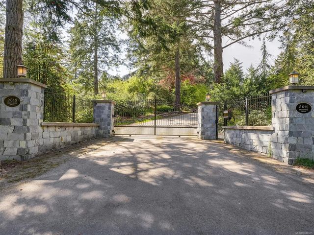3 of 38 - 2615 Queenswood Dr, Saanich, BC