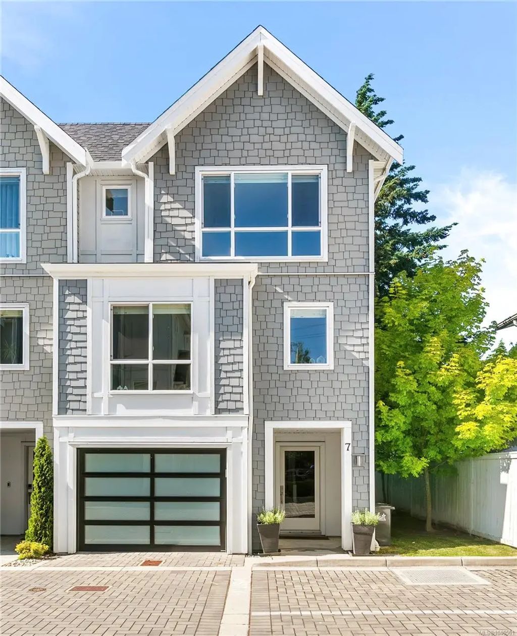 1032 Cloverdale Ave 7, Saanich