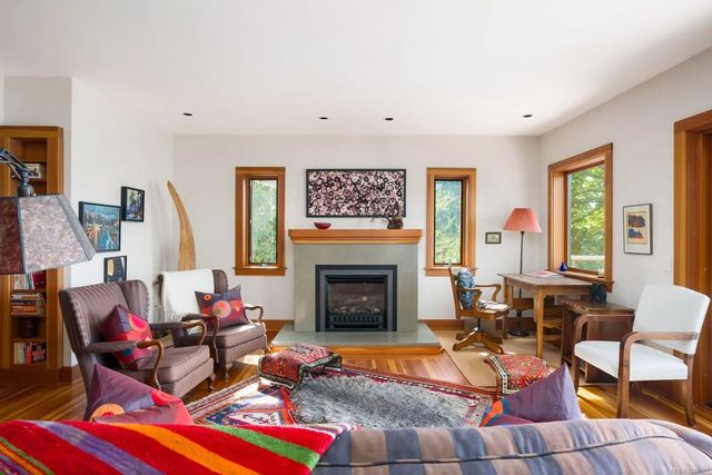 4 of 43 - 10994 Madrona Dr, North Saanich, BC