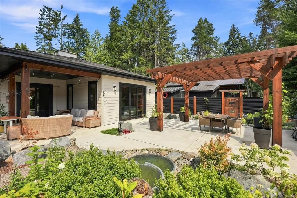 935 Meadowlark Pl, Qualicum Beach
