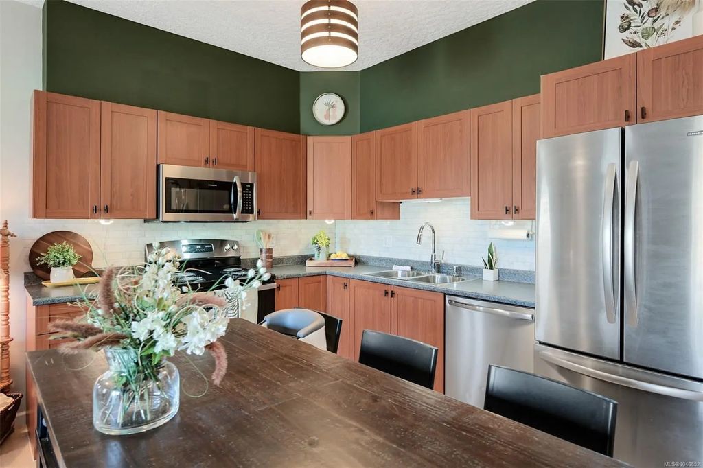383 Wale Rd 303, Colwood