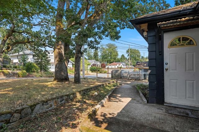 2 of 20 - 1669 Kisber Ave, Saanich, BC