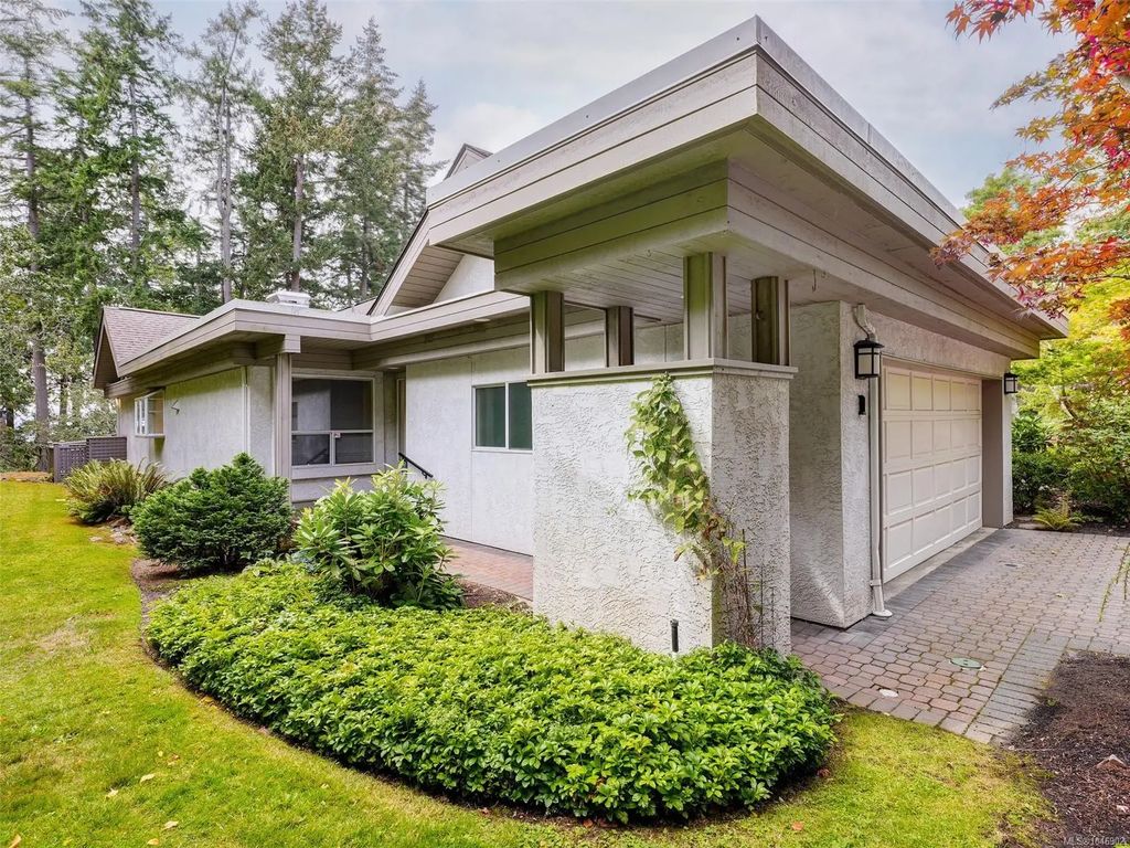 928 Bearwood Lane 1, Saanich