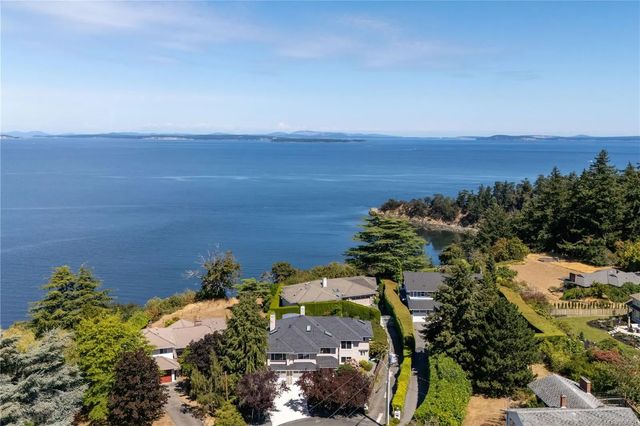 2 of 66 - 4596 Bonnieview Pl, Saanich, BC