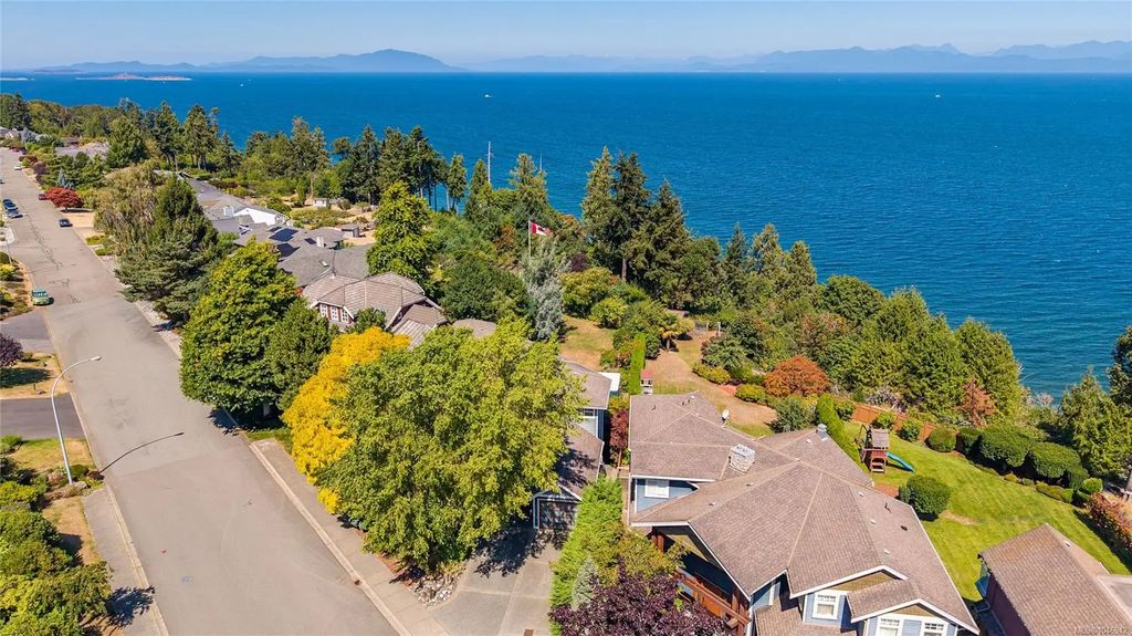 6002 Icarus Dr, Nanaimo
