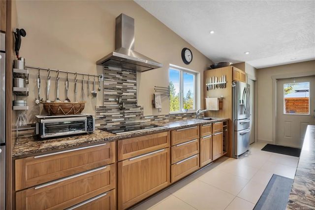 5 of 70 - 1680 Peligren Pl, Qualicum Beach, BC