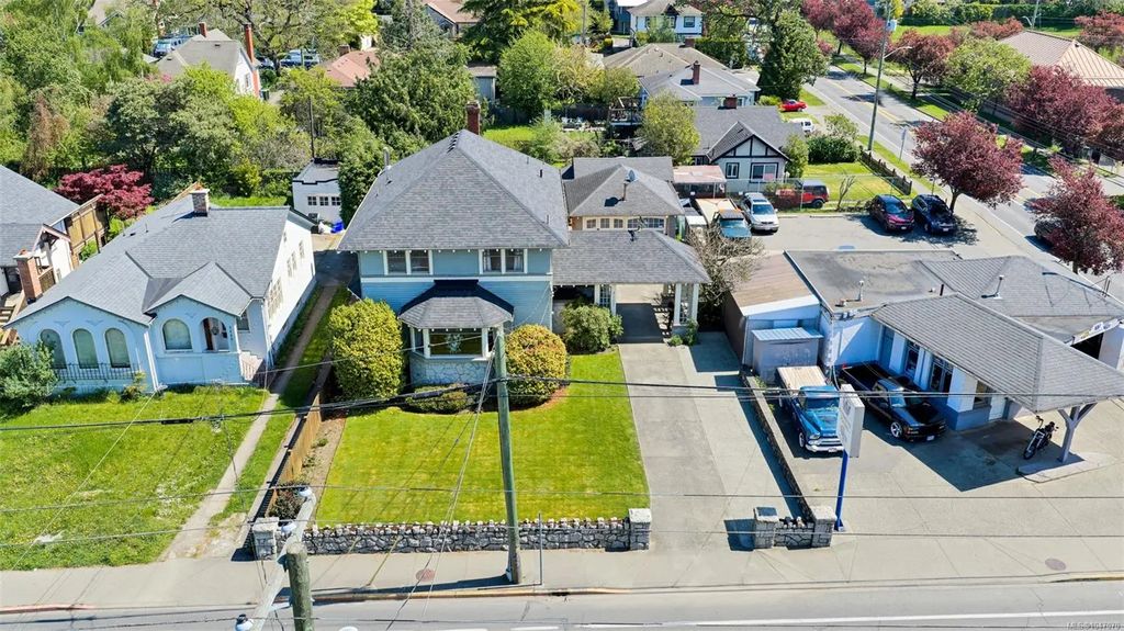 3107 Quadra St, Victoria