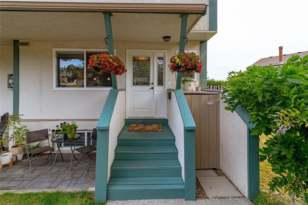 640 Broadway St 807, Saanich