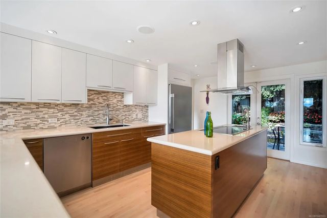 3 of 70 - 931 Lakeview Ave, Saanich, BC