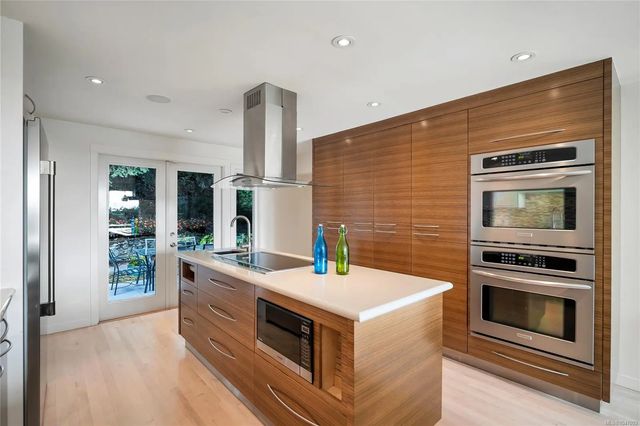 4 of 70 - 931 Lakeview Ave, Saanich, BC