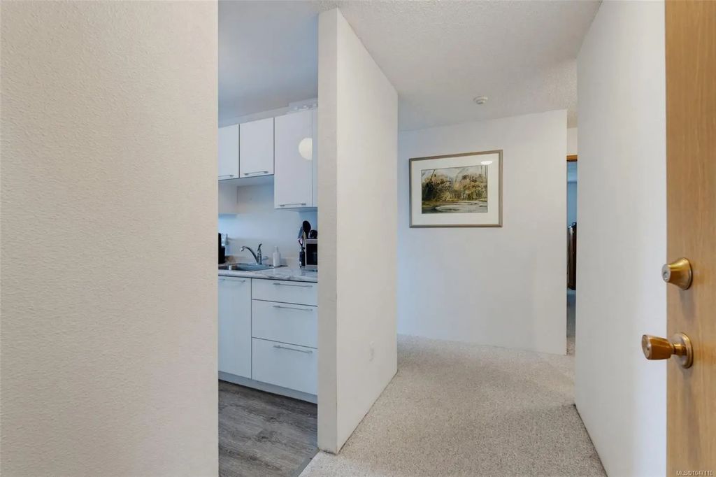 3255 Glasgow Ave 421, Saanich