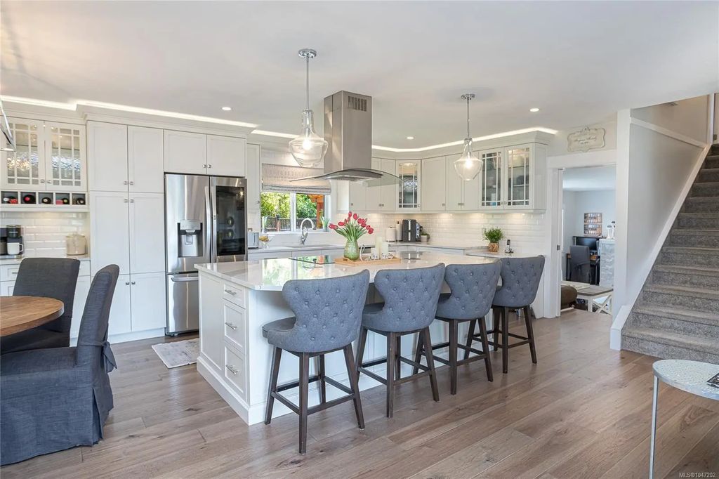 7859 Simpson Rd, Central Saanich