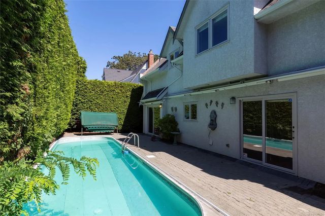 2 of 36 - 1632 Beach Dr, Oak Bay, BC