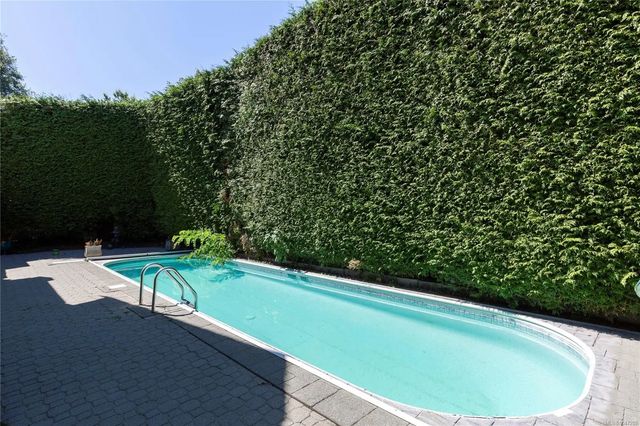 3 of 36 - 1632 Beach Dr, Oak Bay, BC
