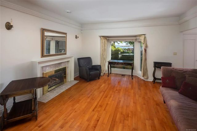 4 of 36 - 1632 Beach Dr, Oak Bay, BC