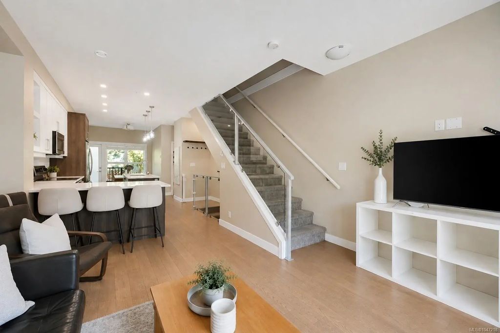 618 Lampson St 6, Esquimalt