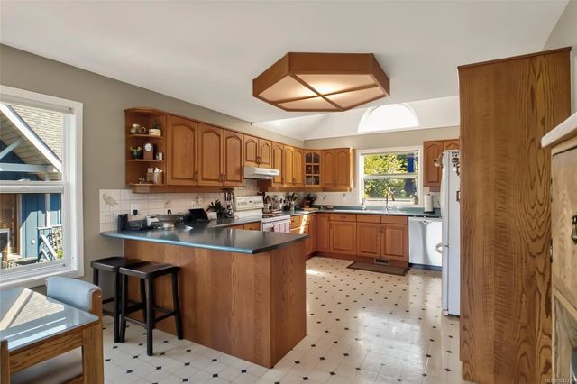 5 of 74 - 607 Pfeiffer Cres, Tofino, BC
