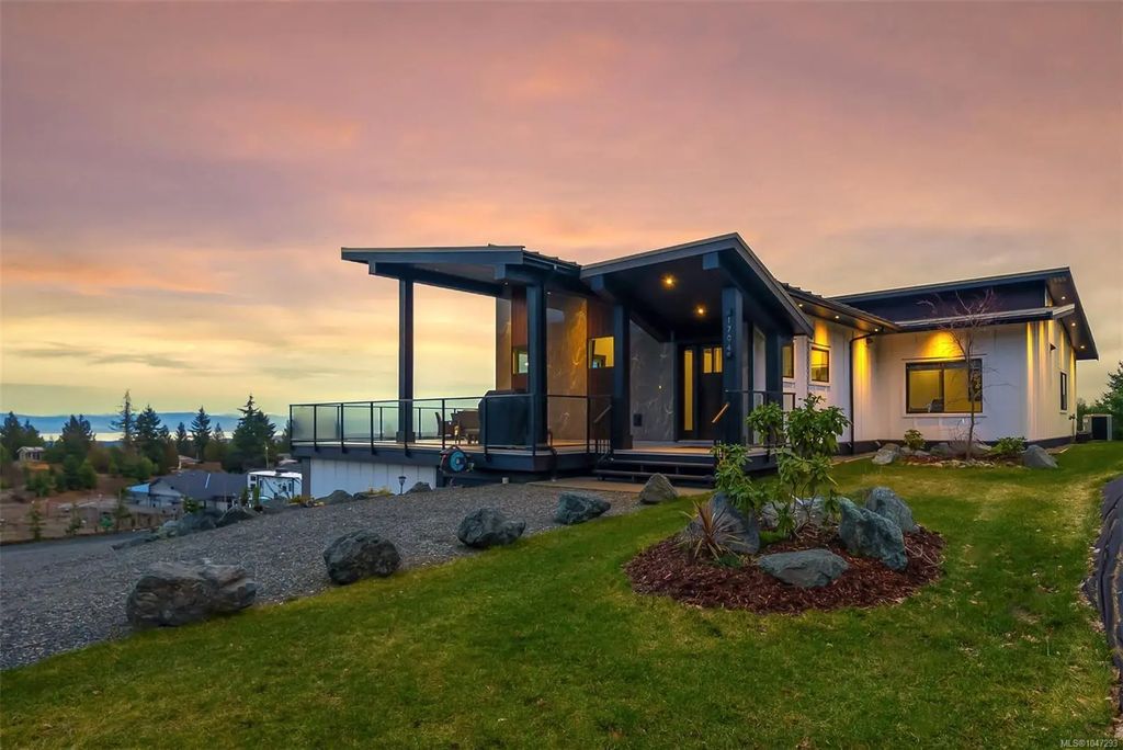 1704 Warn Way, Qualicum Beach