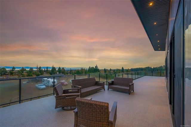 2 of 45 - 1704 Warn Way, Qualicum Beach, BC