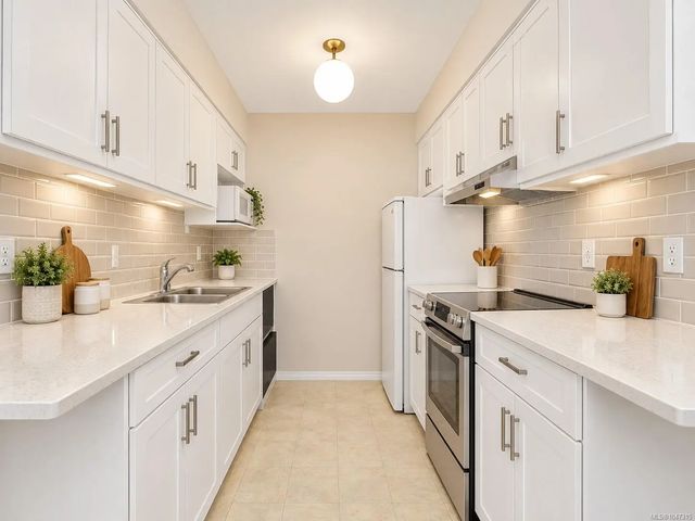 3 of 63 - 1400 Newport Ave 102, Oak Bay, BC