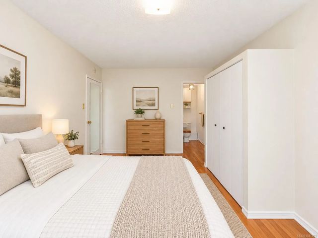 4 of 63 - 1400 Newport Ave 102, Oak Bay, BC