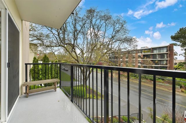5 of 63 - 1400 Newport Ave 102, Oak Bay, BC