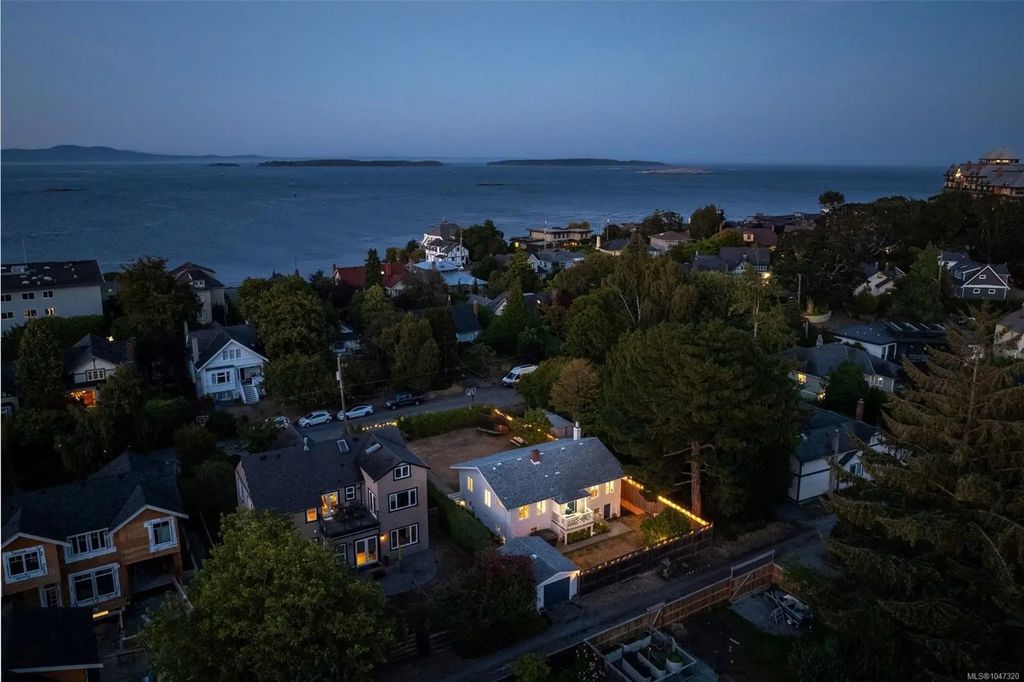 1050 Deal St, Oak Bay