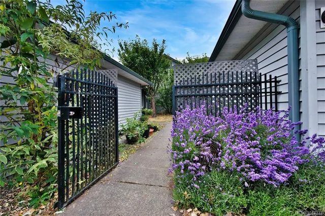 3 of 38 - 211 Victoria Rd 202, Nanaimo, BC
