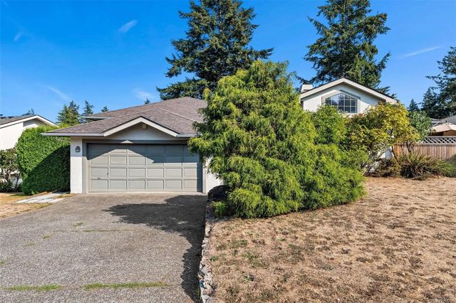 2 of 41 - 4205 Wakefield Pl, Saanich, BC