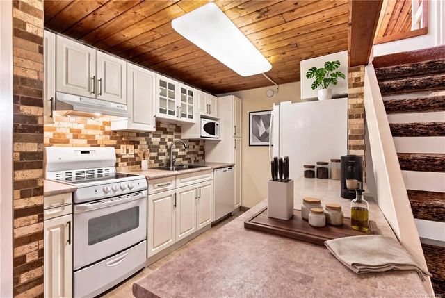 4 of 37 - 3295 Island Hwy W 202, Qualicum Beach, BC