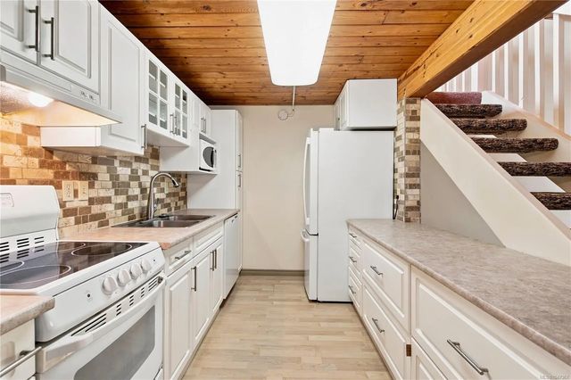 5 of 37 - 3295 Island Hwy W 202, Qualicum Beach, BC