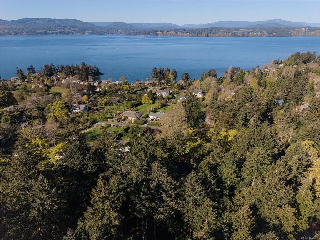 537 Cromar Rd, North Saanich