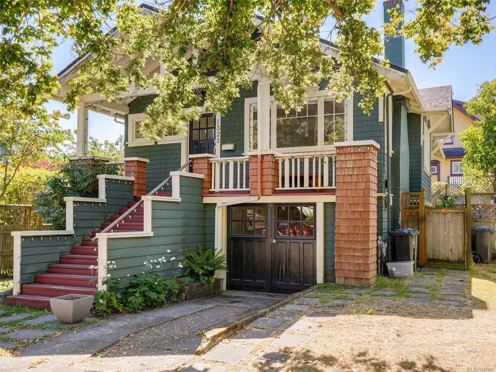 1323 Clover Ave, Victoria