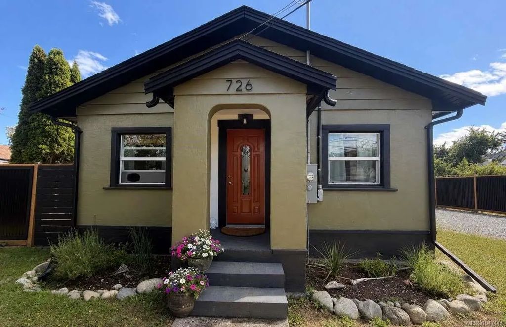 726 Bruce Ave, Nanaimo
