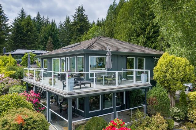 2 of 73 - 372 Crescent Rd W, Qualicum Beach, BC