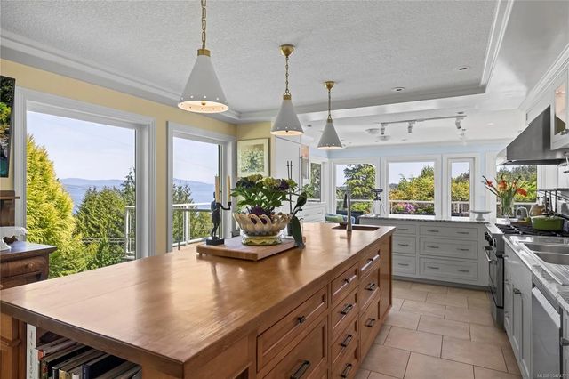 3 of 73 - 372 Crescent Rd W, Qualicum Beach, BC
