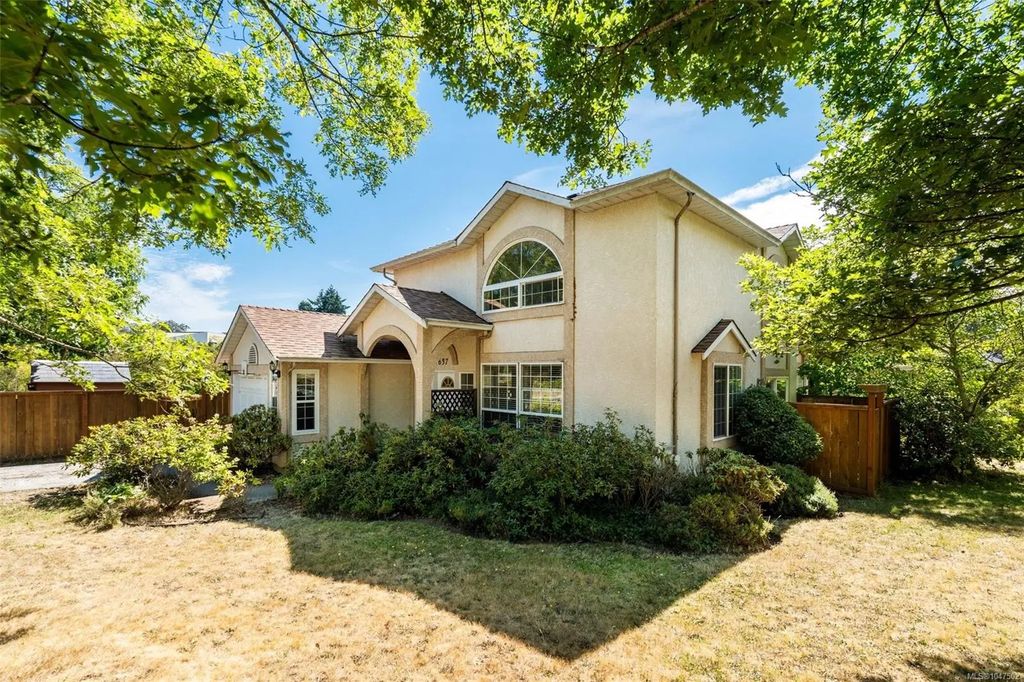 637 Jolly Pl, Saanich