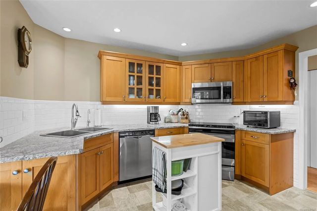 4 of 35 - 521 Birch Ave, Qualicum Beach, BC
