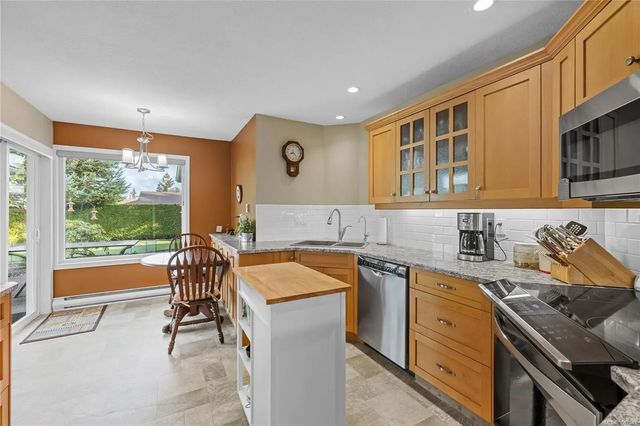 5 of 35 - 521 Birch Ave, Qualicum Beach, BC