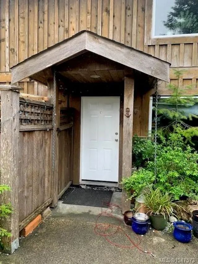 2 of 13 - 451 Neill St, Tofino, BC