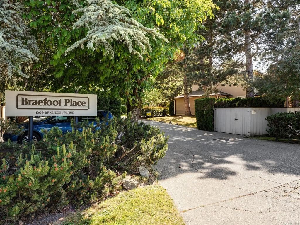 1309 Mckenzie Ave 2, Saanich