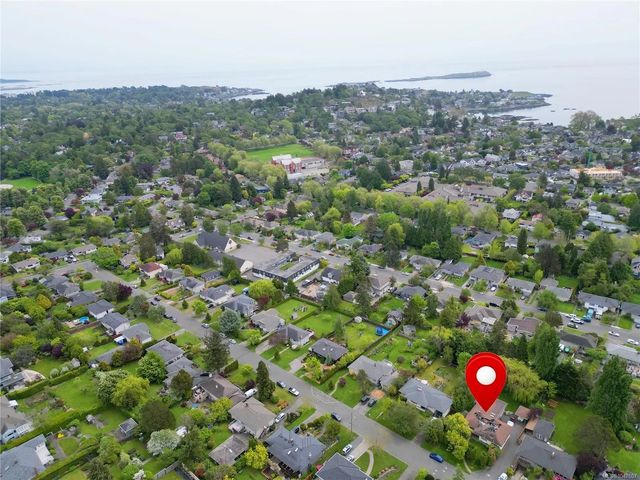 2 of 11 - 1637 Warren Gdns, Victoria, BC