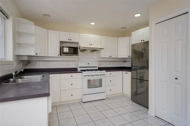 4 of 27 - 4005 Gordon Head Rd, Saanich, BC