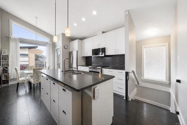 5 of 34 - 1005 Boeing Close, Langford, BC
